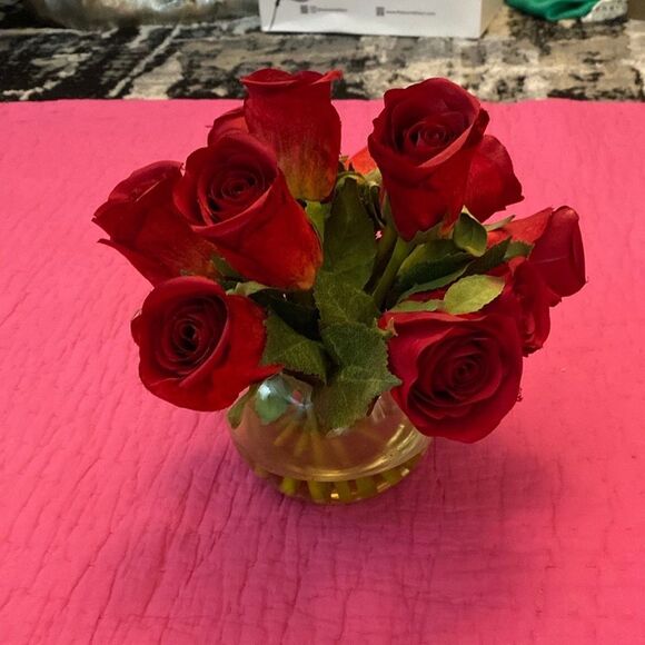 Elegant Red Rose Bouquet in Glass Vase - Picture 1 of 7